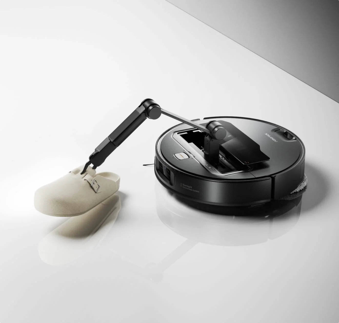 Roborock Saros Z70 with OmniGrip™ Mechanical Arm